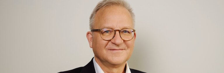 Portrait von Dieter Royal, Vorstandmitglied der Dussmann Group 