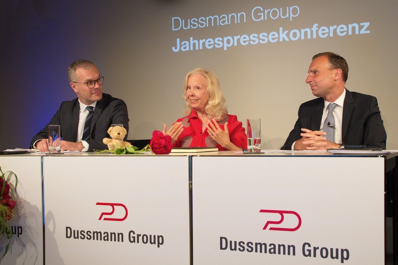 Catherine von Fürstenberg-Dussmann und Wolf-Dieter Adlhoch (rechts) bei der Jahrespressekonferenz am 4. Mai 2022 in Berlin. Links im Bild: Konzernsprecher Markus Talanow  | © Thomas Ecke