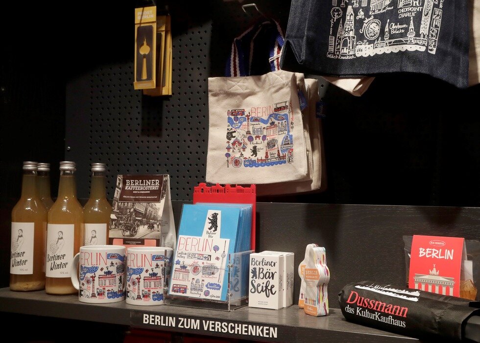 Souvenirs im Berlin-Shop im KulturKaufhaus | © Berlin-Shop im KulturKaufhaus (Copyright: Dussmann das KulturKaufhaus/DAVIDS)