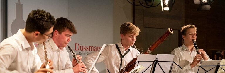 Dussmann-Vorstandsmitglied Dieter Royal begrüßte auf der KulturBühne von Dussmann das KulturKaufhaus die jungen Preisträgerinnen und Preisträger, ihre Familien und die Jury des Dussmann-Musikwettbewerbs  | © Thomas Ecke