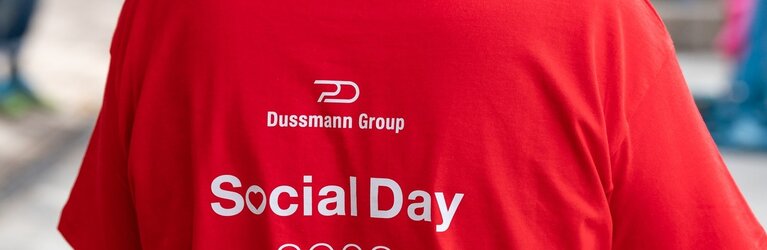 T-Shirt mit Schriftzug "Social Day 2022" | © Dussmann Group/Fotograf: Thomas Ecke