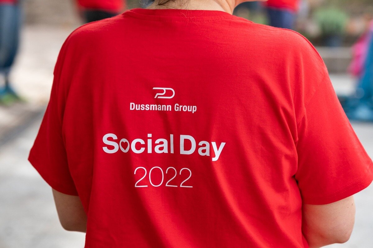 T-Shirt mit Schriftzug "Social Day 2022" | © Dussmann Group/Fotograf: Thomas Ecke