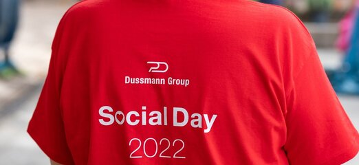 T-Shirt mit Schriftzug "Social Day 2022" | © Dussmann Group/Fotograf: Thomas Ecke