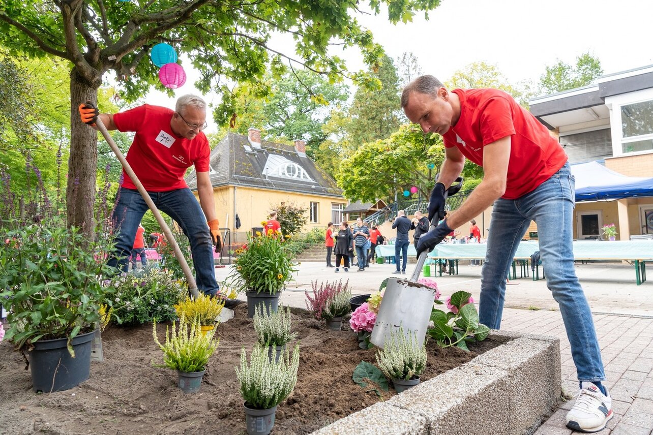 Members of the Dussmann Group Executive Board volunteer their time | © Dussmann Group/Fotograf: Thomas Ecke