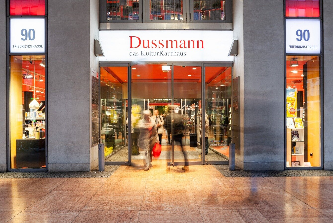 Eingang von Dussmann das KulturKaushaus