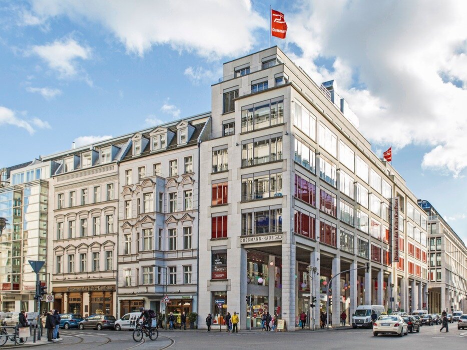 Gebäude des Hauptsitz der Dussmann Group in Berlin  | © Dussmann das KulturKaufhaus an der Friedrichstraße in Berlin (Copyright: Dussmann das KulturKaufhaus/Miguel Brusch)