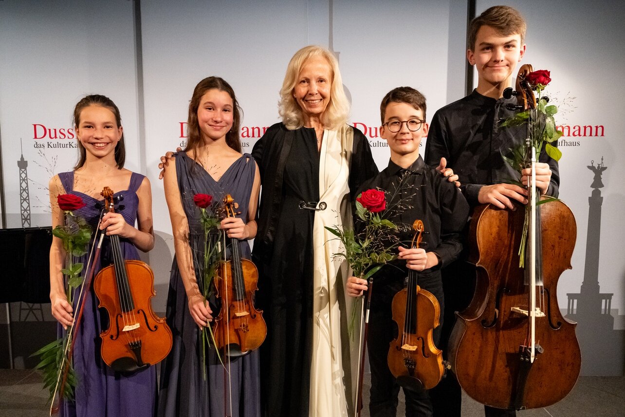 Das Kammermusikensemble mit Laila Honda (Viola), Kira Elisabeth Koch, Roman Spirin (beide Violine) und Lennard Noah Voigt (Violoncello) (v.l.n.r.), hier mit Catherine von Fürstenberg-Dussmann, spielte zum Abschluss Klänge aus der neuen Welt: das „Amerikanische Quartett“ von Antonin Dvorák.  | © Dussmann Group