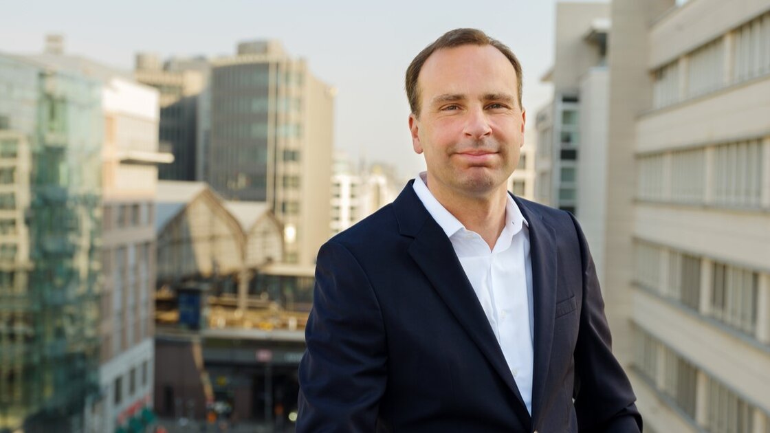 Portrait von Wolf-Dieter Adlhoch, Vorstandsvorsitzender der Dussmann Group