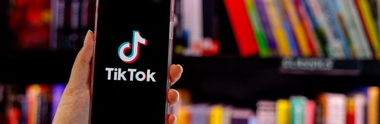 TikTok App auf Smartphone für Dussmann das KulturKaufhaus | © Dussmann das KulturKaufhaus/Hannibal Hanschke