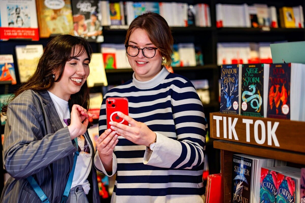 Alyssa Badur (links) und Katharina Hößler (rechts) bilden das Social Media-Team des KulturKaufhauses  | © Alyssa Badur (links) und Katharina Hößler (rechts) bilden das Social Media-Team des KulturKaufhauses  (Foto: Dussmann das KulturKaufhaus/Hannibal Hanschke)