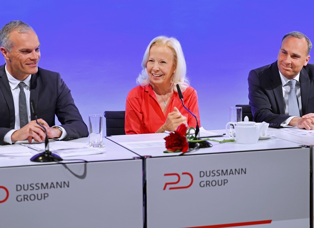 Catherine von Fürstenberg-Dussmann und Wolf-Dieter Adlhoch (rechts) bei der Jahrespressekonferenz am 10. Mai 2023 in Berlin. Links im Bild: Konzernsprecher Markus Talanow