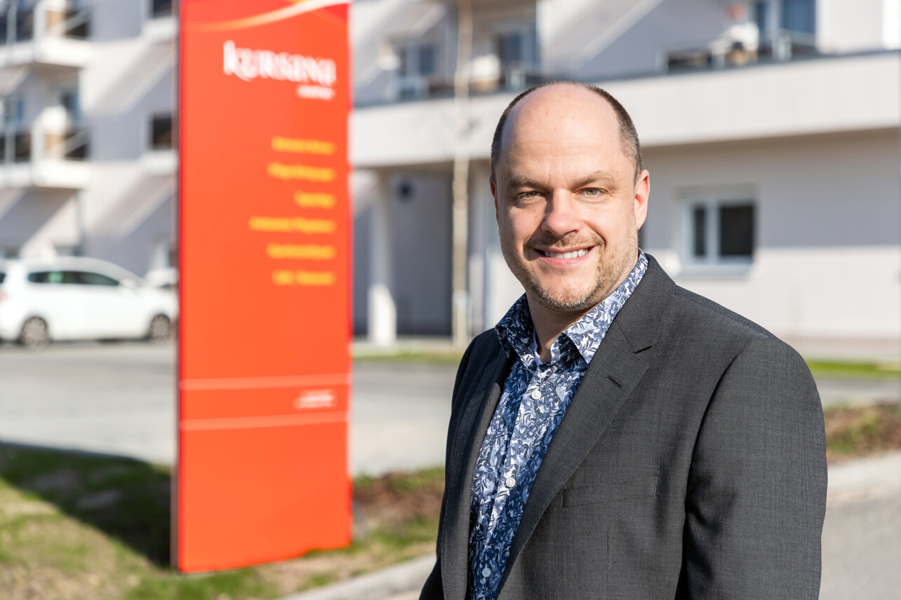 Manuel Zottmann leitet das neue Kursana Quartier in Nauen.  | © ©Kursana / Fotograf: Jens Bösenberg