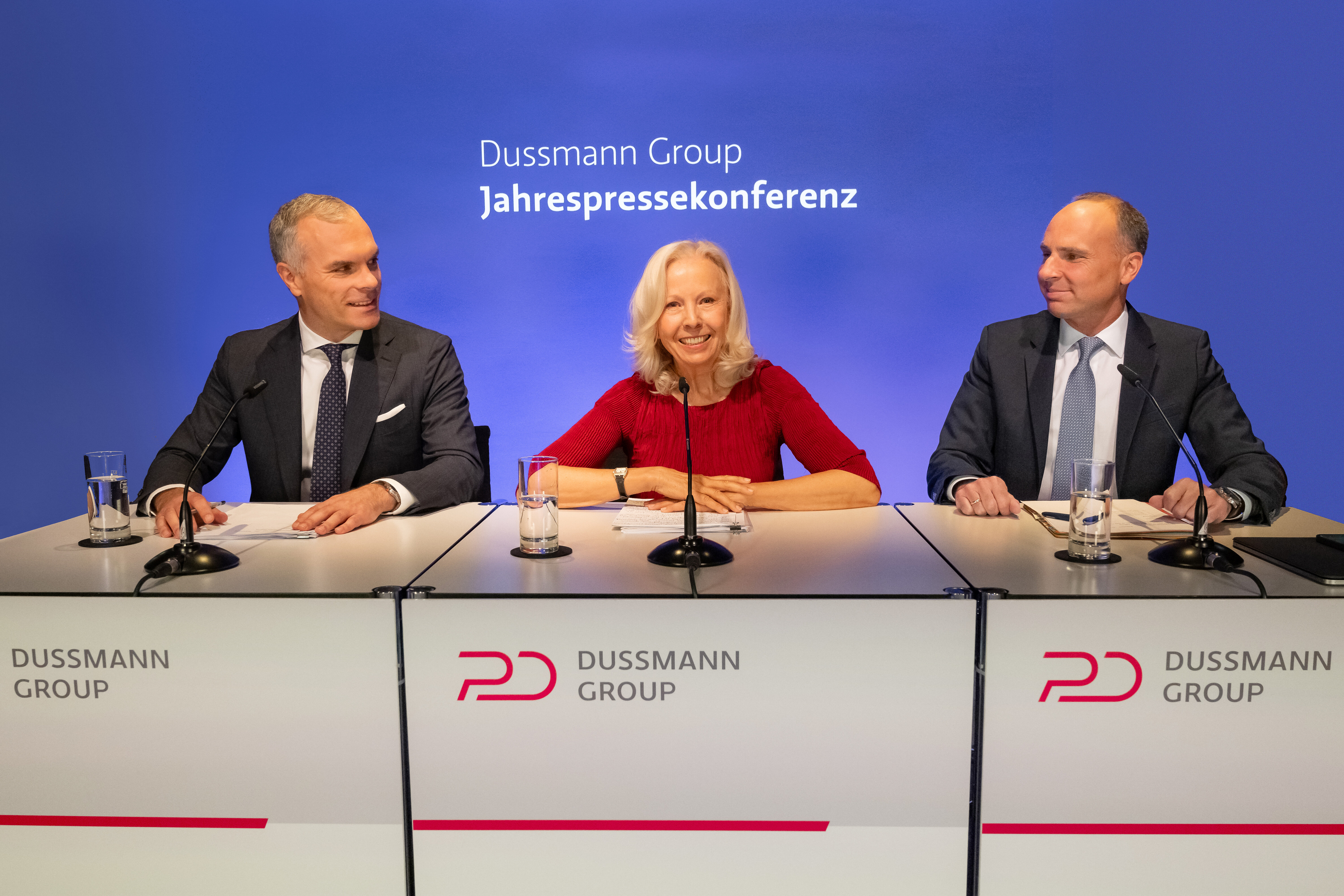 Catherine von Fürstenberg-Dussmann und Vorstandsvorsitzender Wolf-Dieter Adlhoch (rechts) bei der Jahrespressekonferenz der Dussmann Group am 15. Mai 2024 in Berlin. Links im Bild: Konzernsprecher Markus Talanow | © Copyright: Dussmann Group / Foto: Thomas Ecke