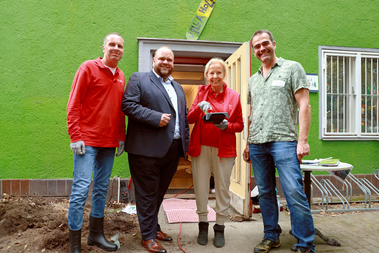 Matthias Steuckardt, stellvertretender Bezirksbürgermeister von Tempelhof-Schöneberg, 2.v.l., mit Wolf-Dieter Adlhoch, Catherine von Fürstenberg-Dussmann sowie Frank Kieschke (Independent Living Stiftung), v.l.n.r. (© Dussmann Group/Foto: Frederic Schweizer)