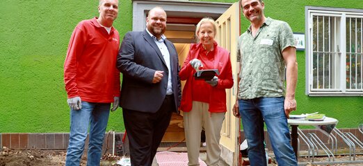 Matthias Steuckardt, stellvertretender Bezirksbürgermeister von Tempelhof-Schöneberg, 2.v.l., mit Wolf-Dieter Adlhoch, Catherine von Fürstenberg-Dussmann sowie Frank Kieschke (Independent Living Stiftung), v.l.n.r. (© Dussmann Group/Foto: Frederic Schweizer)