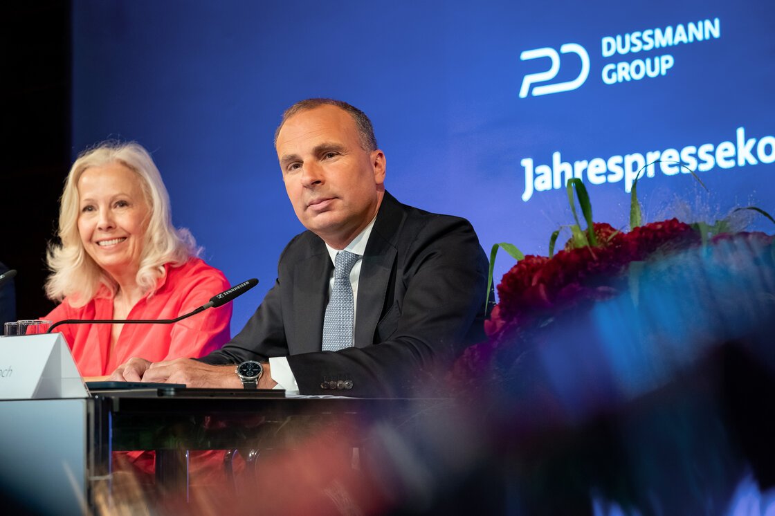 Catherine von Fürstenberg-Dussmann und Vorstandsvorsitzender Wolf-Dieter Adlhoch bei der Jahrespressekonferenz der Dussmann Group am 14. Mai 2025 in Berlin. Foto: Thomas Ecke | © Dussmann Group