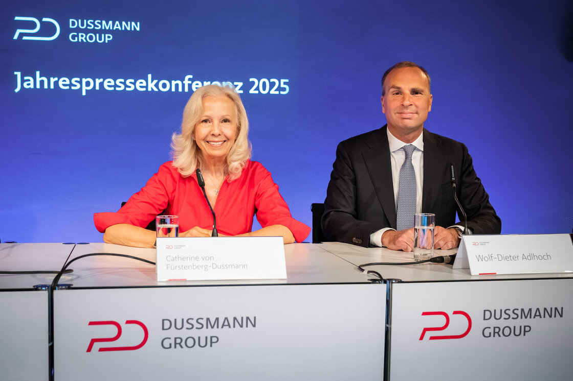 Catherine von Fürstenberg-Dussmann und Vorstandsvorsitzender Wolf-Dieter Adlhoch bei der Jahrespressekonferenz der Dussmann Group am 14. Mai 2025 in Berlin. Foto: Thomas Ecke | © Dussmann Group