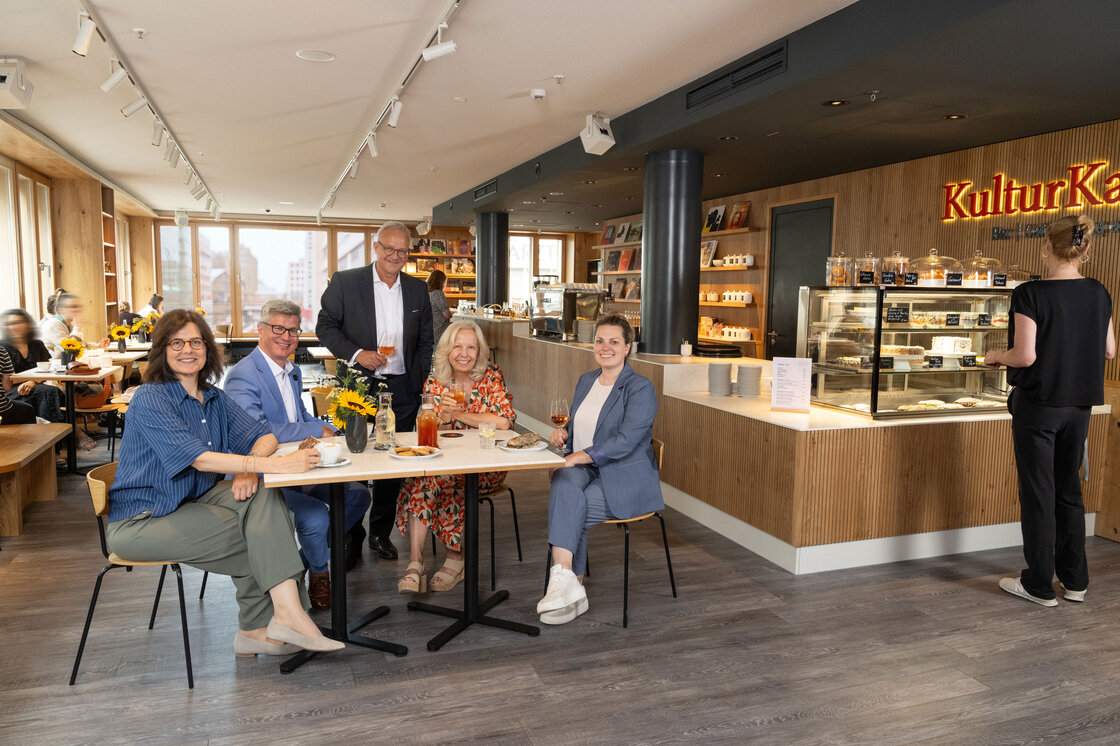 Catherine von Fürstenberg-Dussmann, Vorsitzende des Stiftungsrats der Dussmann Group (2.v.r.) mit den beiden Geschäftsführern von Dussmann das KulturKaufhaus Andrea Ludorf (ganz links) und Thomas Burger (2.v.l.), Dieter Royal, CFO der Dussmann Group (Mitte) und Corinna Matz, Head of Food & Beverage bei Dussmann das KulturKaufhaus (ganz rechts) im neuen KulturKafé. | © Dussmann das KulturKaufhaus