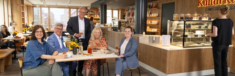 Catherine von Fürstenberg-Dussmann, Vorsitzende des Stiftungsrats der Dussmann Group (2.v.r.) mit den beiden Geschäftsführern von Dussmann das KulturKaufhaus Andrea Ludorf (ganz links) und Thomas Burger (2.v.l.), Dieter Royal, CFO der Dussmann Group (Mitte) und Corinna Matz, Head of Food & Beverage bei Dussmann das KulturKaufhaus (ganz rechts) im neuen KulturKafé. | © Dussmann das KulturKaufhaus