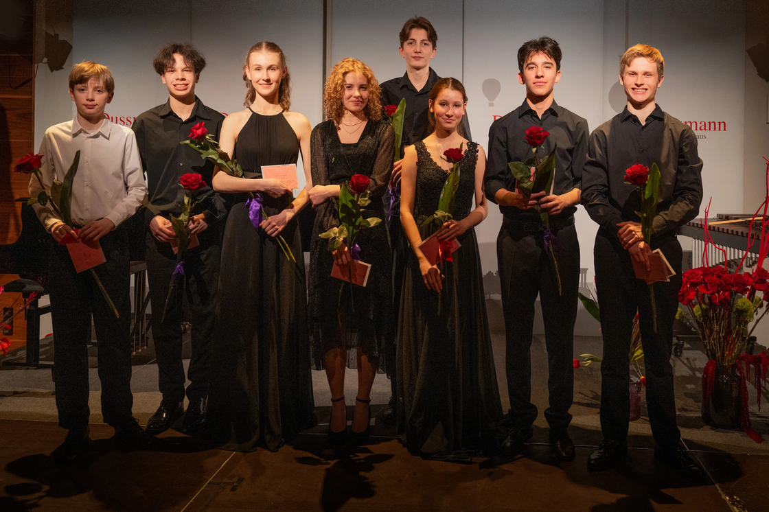 Stolz auf den 1. Preis in ihrer Altersgruppe: Arthur Malik, Oleksandr Amstibovskyi, Bella-Sophie Frenzel, Sophia Szymanski, Tibor Wollenweber, Kira Koch, Paul Gette und Nikolai Bergeron (v.l.n.r.) | © Dussmann Group (Fotos: Thomas Ecke)