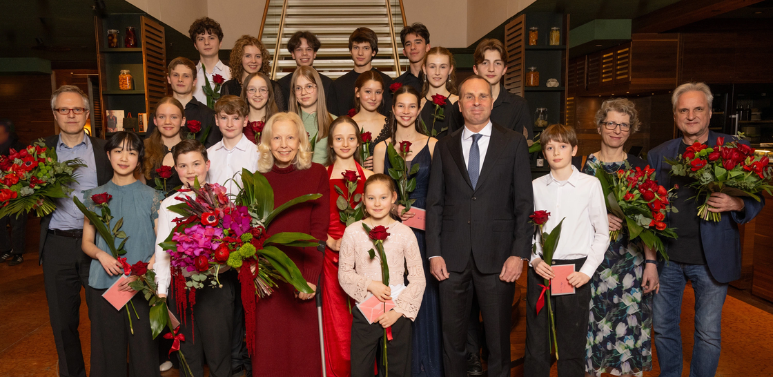 Catherine von Fürstenberg-Dussmann (Mitte) mit den Preisträgerinnen und Preisträgern sowie Wolf-Dieter Adlhoch, CEO der Dussmann Group (vordere Reihe, 4.v.r.), Juryleiter Matthias Glander (ganz rechts), Schulleiterin Birgit Benner von Streit (2.v.r.) und dem Künstlerischen Leiter des Musikgymnasiums Ron Lepinat (ganz links) | © Dussmann Group (Fotos: Thomas Ecke)