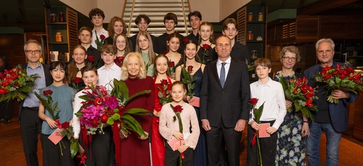Catherine von Fürstenberg-Dussmann (Mitte) mit den Preisträgerinnen und Preisträgern sowie Wolf-Dieter Adlhoch, CEO der Dussmann Group (vordere Reihe, 4.v.r.), Juryleiter Matthias Glander (ganz rechts), Schulleiterin Birgit Benner von Streit (2.v.r.) und dem Künstlerischen Leiter des Musikgymnasiums Ron Lepinat (ganz links) | © Dussmann Group (Fotos: Thomas Ecke)