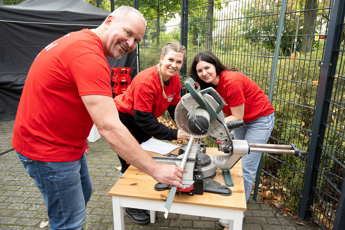 Dussmann Mitarbeitende im Einsatz an der Säge. | © Foto: Dussmann Group/Fotograf: Thomas Ecke
