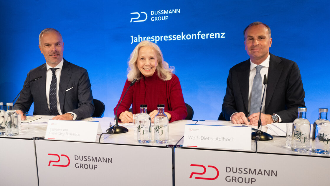 Catherine von Fürstenberg-Dussmann mit Wolf-Dieter Adlhoch (rechts), CEO Dussmann Group, und Konzernsprecher Markus Talanow bei der Jahrespressekonferenz der Dussmann Group am 12. Mai 2026. | © Foto: Dussmann Group/Fotograf: Thomas Ecke