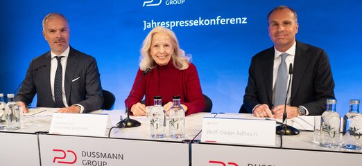 Catherine von Fürstenberg-Dussmann mit Wolf-Dieter Adlhoch (rechts), CEO Dussmann Group, und Konzernsprecher Markus Talanow bei der Jahrespressekonferenz der Dussmann Group am 12. Mai 2026. | © Foto: Dussmann Group/Fotograf: Thomas Ecke