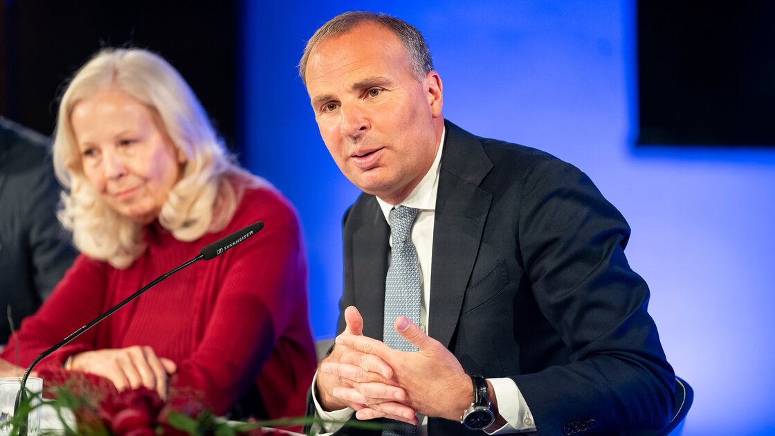 Catherine von Fürstenberg-Dussmann und Wolf-Dieter Adlhoch, CEO Dussmann Group, bei der Jahrespressekonferenz der Dussmann Group am 12. Mai 2026.  | © Foto: Dussmann Group/Fotograf: Thomas Ecke