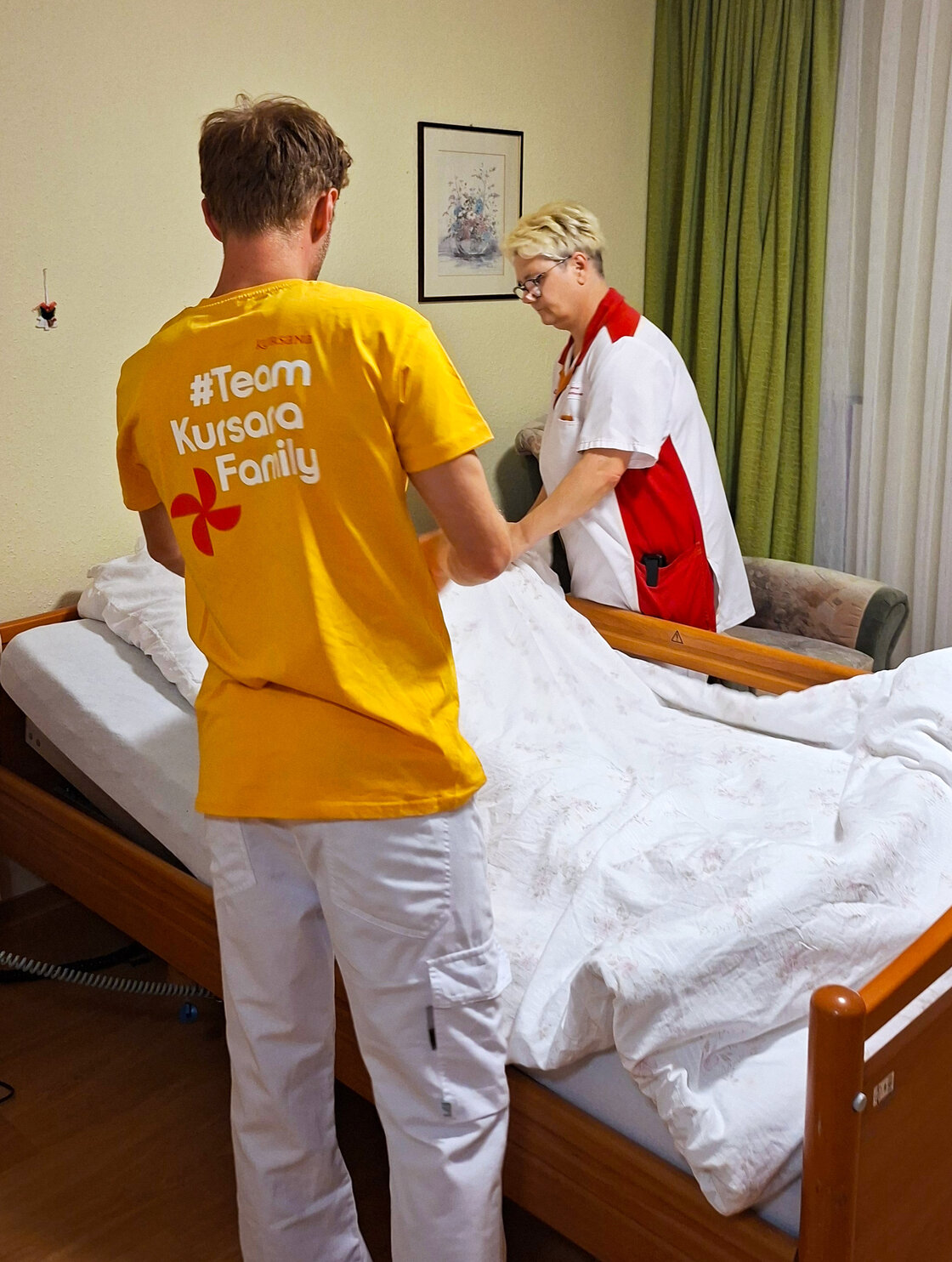 Mit dem KI-gestützten Sprachassistenten erledigen Mitarbeitende die Pflegedokumentation sofort am Bewohnerbett. | © Foto: Kursana