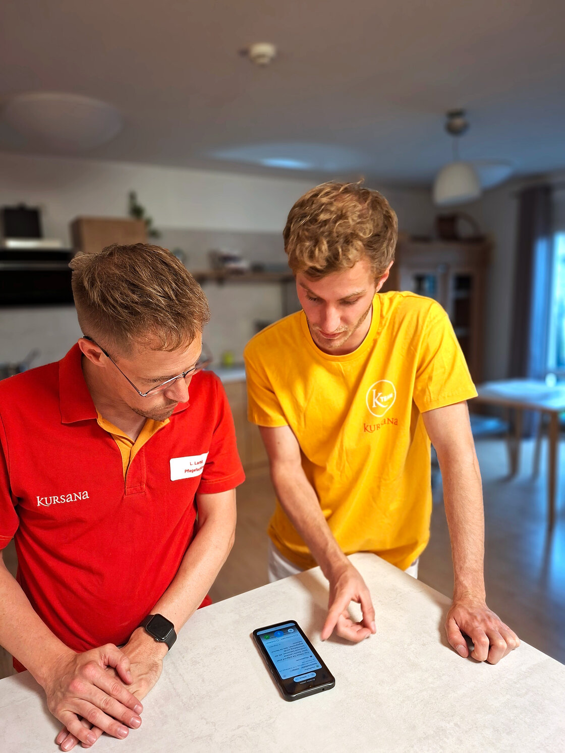 Kursana-Mitarbeiter testeten die KI-App während der sechsmonatigen Pilotphase. Ein Ergebnis: Mehr Zeit für die Bewohner.  | © Foto: Kursana