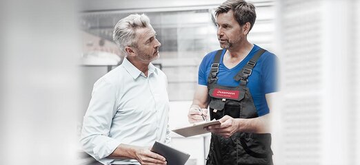 Ingenieure beraten sich auf Baustelle