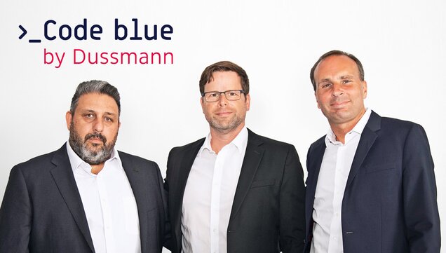 Teamfoto mit Gründer Code Blue Ltd., Christian Milde, Geschäftsführer Code Blue GmbH und Wolf-Dieter Adlhoch, Vorstandsvorsitzender der Dussmann Group