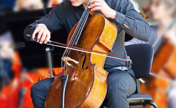 Kind spielt Cello